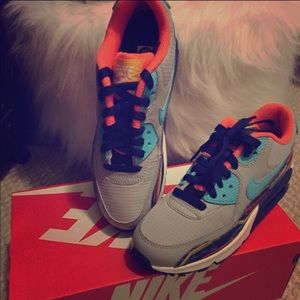 SOLD!!!new never wore Air Max size 4.5